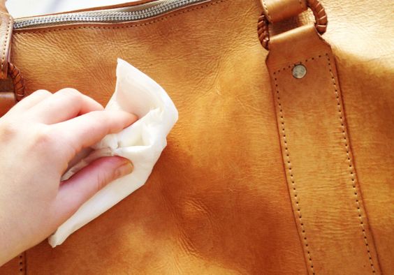 cách bảo vệ túi da khỏi nấm mốc
