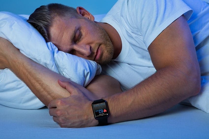 Có nên đeo đồng hồ thông minh lúc đi ngủ không?